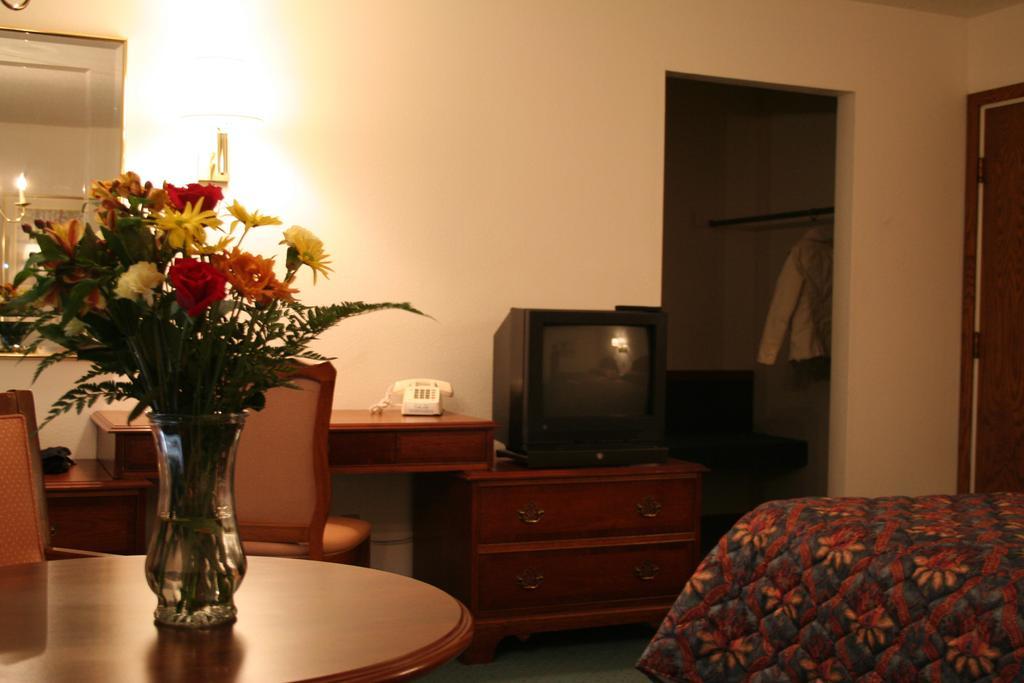 University Inn Cedar Falls Exterior photo