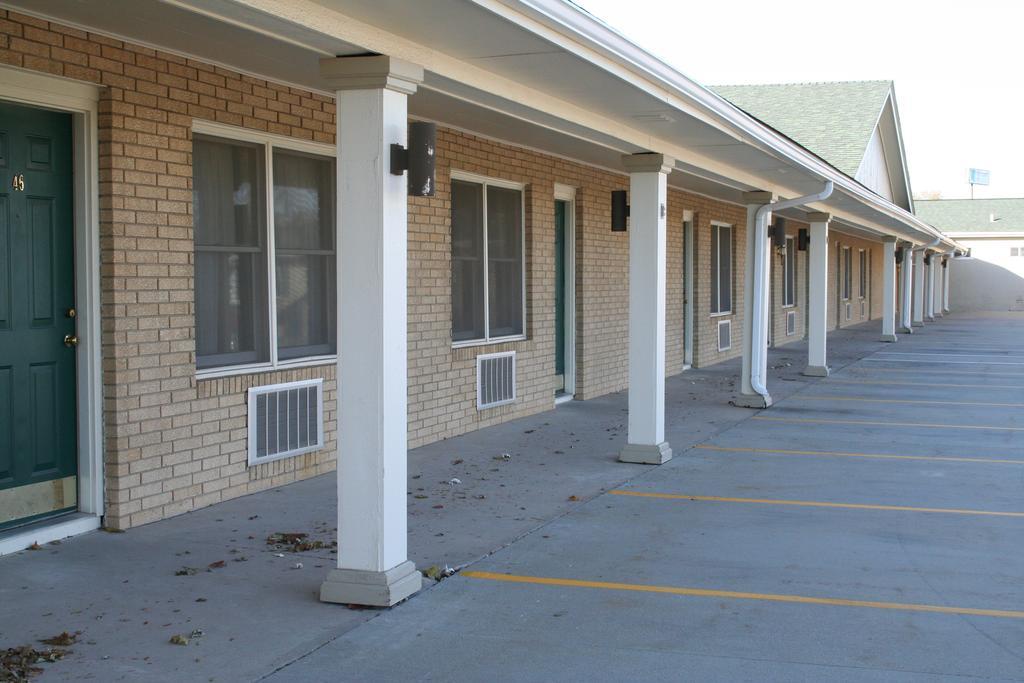 University Inn Cedar Falls Exterior photo